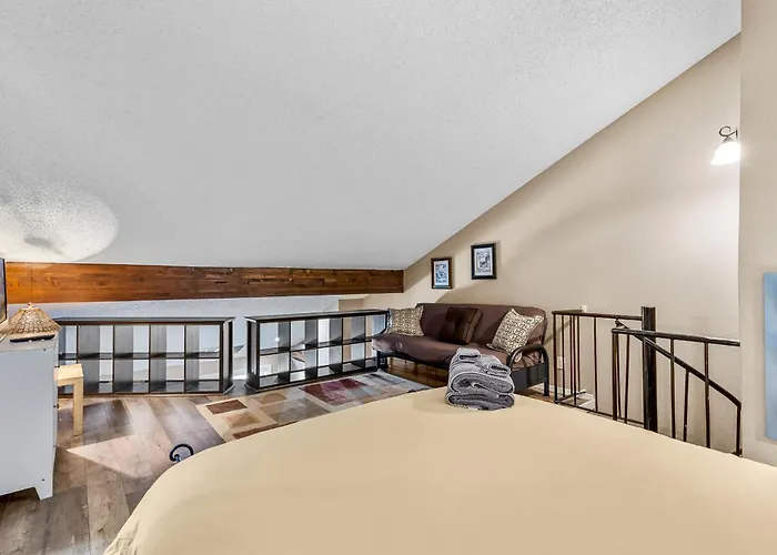 Charming Country Club With Loft & Fireplace Holiday home *