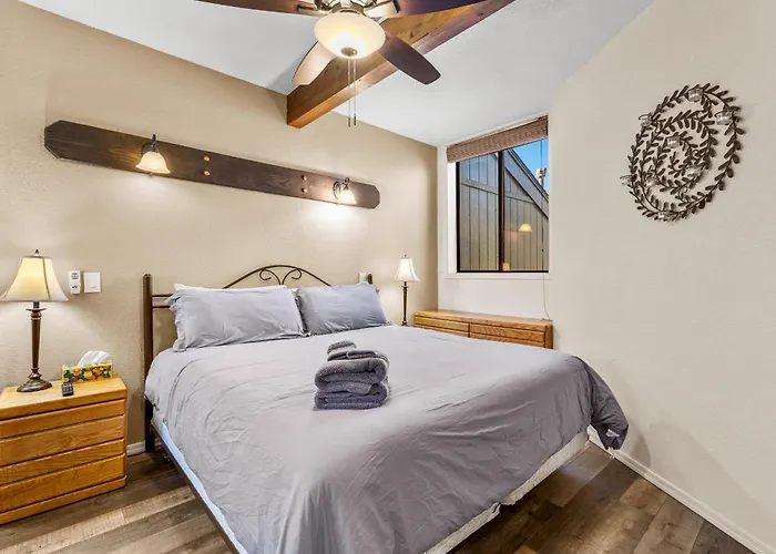 Charming Country Club With Loft & Fireplace *